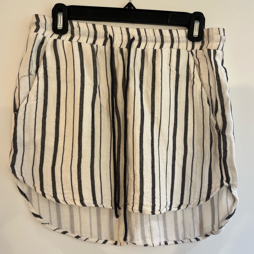 Bella Dahl skirt size XS (white with black stripes)